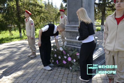 Молодежь Мензелинска чтит память героев: в Парке Победы прошел митинг