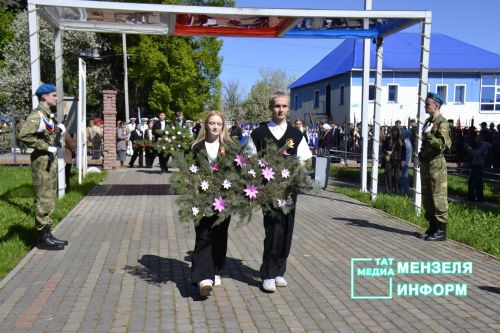 Молодежь Мензелинска чтит память героев: в Парке Победы прошел митинг