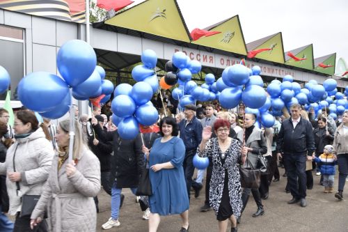 Торжественное шествие колонн на стадионе имени Ленина в честь 80-летия Победы