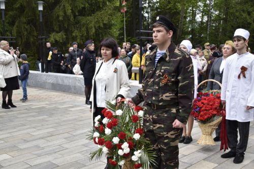 Возложение цветов в честь 80-летия Победы