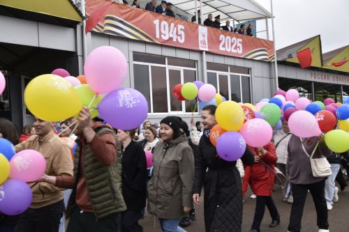 Торжественное шествие колонн на стадионе имени Ленина в честь 80-летия Победы