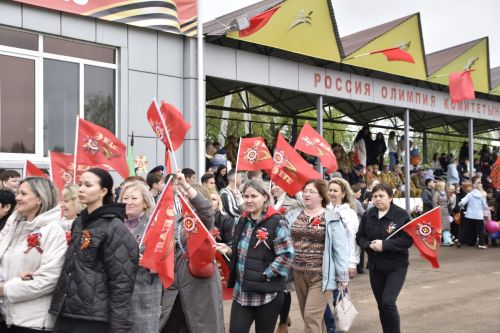 Торжественное шествие колонн на стадионе имени Ленина в честь 80-летия Победы