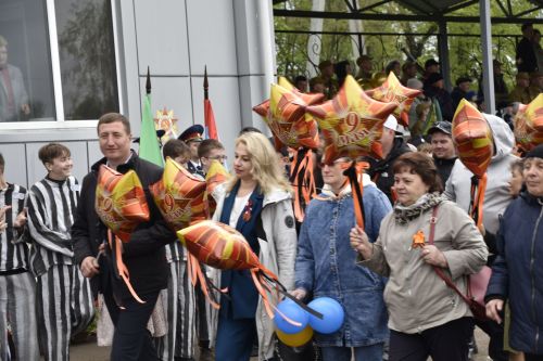 Торжественное шествие колонн на стадионе имени Ленина в честь 80-летия Победы