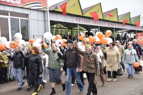 Торжественное шествие колонн на стадионе имени Ленина в честь 80-летия Победы