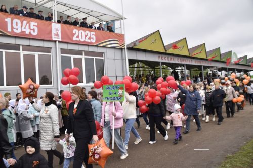 Торжественное шествие колонн на стадионе имени Ленина в честь 80-летия Победы