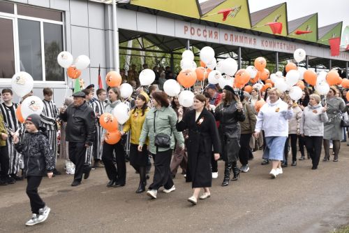 Торжественное шествие колонн на стадионе имени Ленина в честь 80-летия Победы