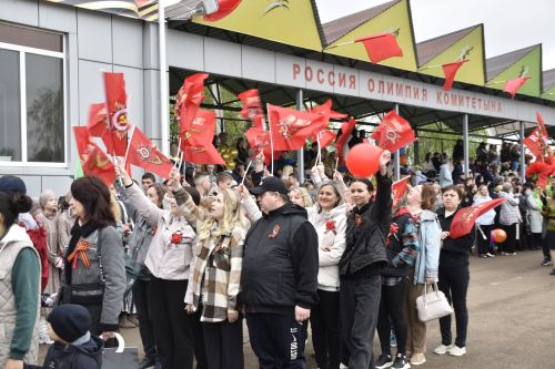 Торжественное шествие колонн на стадионе имени Ленина в честь 80-летия Победы