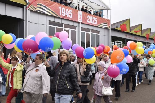 Торжественное шествие колонн на стадионе имени Ленина в честь 80-летия Победы