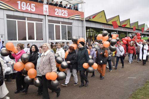 Торжественное шествие колонн на стадионе имени Ленина в честь 80-летия Победы