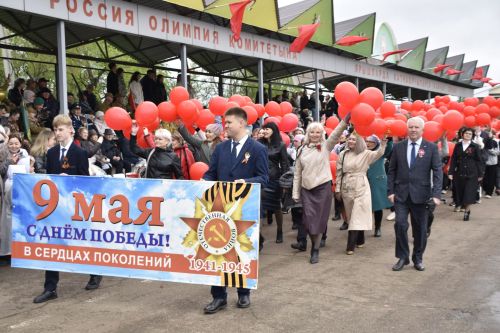 Торжественное шествие колонн на стадионе имени Ленина в честь 80-летия Победы