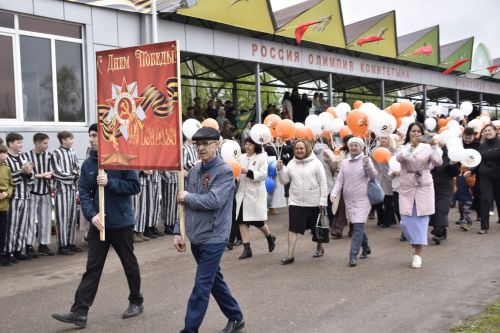 Торжественное шествие колонн на стадионе имени Ленина в честь 80-летия Победы