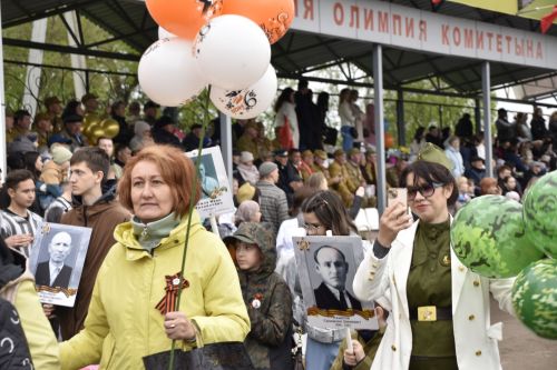 Торжественное шествие колонн на стадионе имени Ленина в честь 80-летия Победы