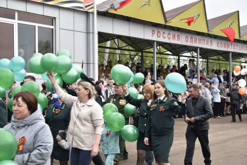 Торжественное шествие колонн на стадионе имени Ленина в честь 80-летия Победы