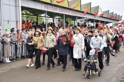 Торжественное шествие колонн на стадионе имени Ленина в честь 80-летия Победы