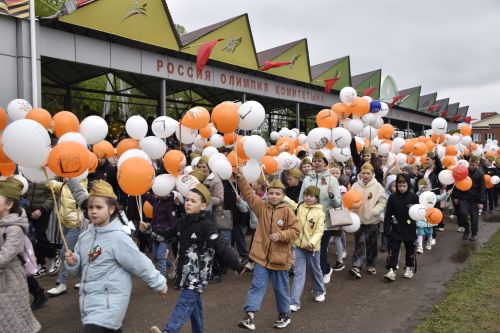 Торжественное шествие колонн на стадионе имени Ленина в честь 80-летия Победы
