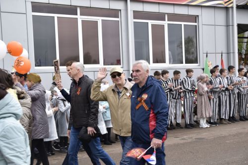 Торжественное шествие колонн на стадионе имени Ленина в честь 80-летия Победы