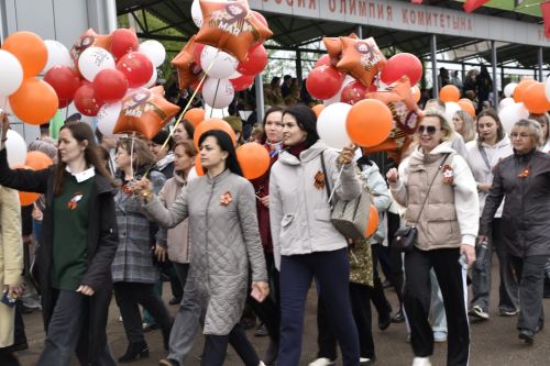 Торжественное шествие колонн на стадионе имени Ленина в честь 80-летия Победы