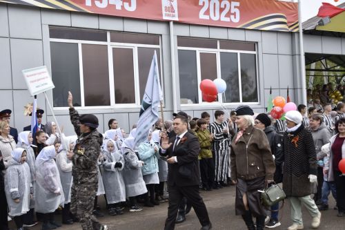 Торжественное шествие колонн на стадионе имени Ленина в честь 80-летия Победы