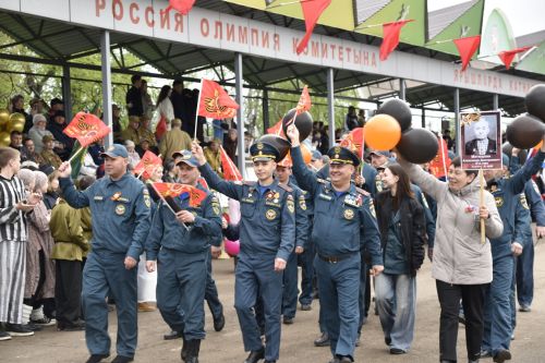 Торжественное шествие колонн на стадионе имени Ленина в честь 80-летия Победы