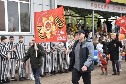 Торжественное шествие колонн на стадионе имени Ленина в честь 80-летия Победы