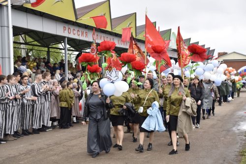Торжественное шествие колонн на стадионе имени Ленина в честь 80-летия Победы