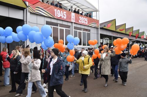 Торжественное шествие колонн на стадионе имени Ленина в честь 80-летия Победы
