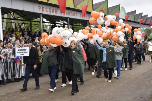 Торжественное шествие колонн на стадионе имени Ленина в честь 80-летия Победы