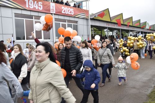 Торжественное шествие колонн на стадионе имени Ленина в честь 80-летия Победы