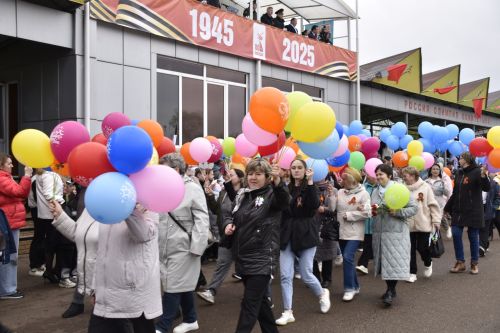 Торжественное шествие колонн на стадионе имени Ленина в честь 80-летия Победы