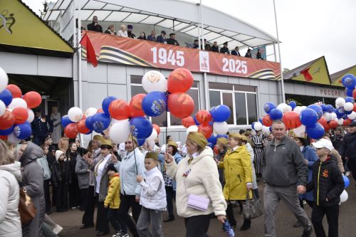 Торжественное шествие колонн на стадионе имени Ленина в честь 80-летия Победы
