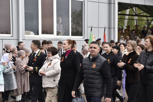 Торжественное шествие колонн на стадионе имени Ленина в честь 80-летия Победы