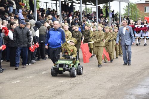 Торжественное шествие колонн на стадионе имени Ленина в честь 80-летия Победы