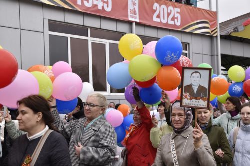 Торжественное шествие колонн на стадионе имени Ленина в честь 80-летия Победы