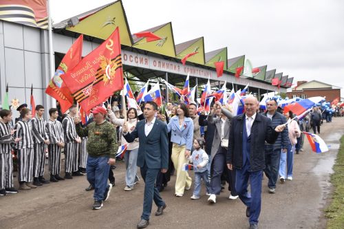 Торжественное шествие колонн на стадионе имени Ленина в честь 80-летия Победы