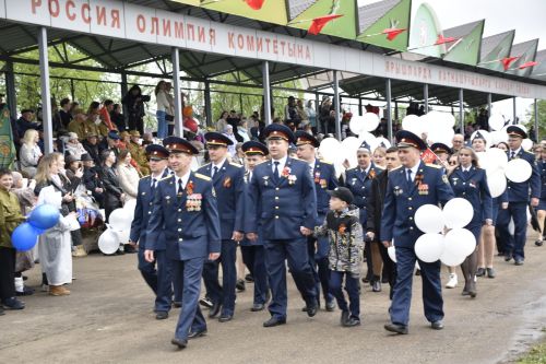Торжественное шествие колонн на стадионе имени Ленина в честь 80-летия Победы