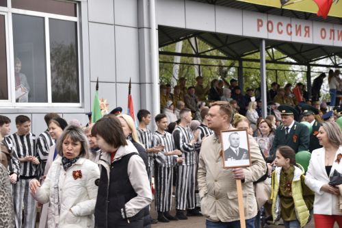 Торжественное шествие колонн на стадионе имени Ленина в честь 80-летия Победы