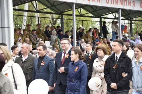 Торжественное шествие колонн на стадионе имени Ленина в честь 80-летия Победы