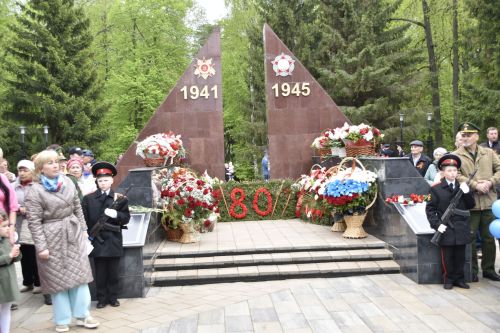 Возложение цветов в честь 80-летия Победы
