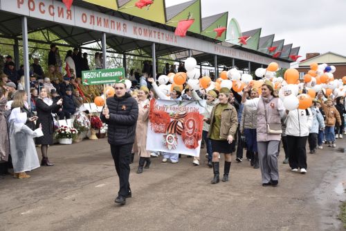 Торжественное шествие колонн на стадионе имени Ленина в честь 80-летия Победы