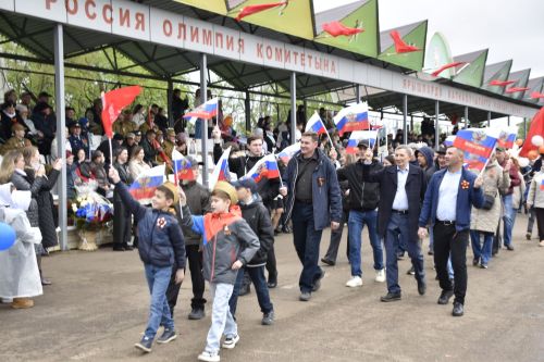 Торжественное шествие колонн на стадионе имени Ленина в честь 80-летия Победы