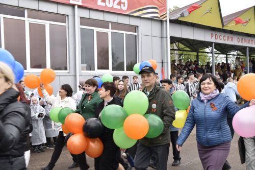 Торжественное шествие колонн на стадионе имени Ленина в честь 80-летия Победы