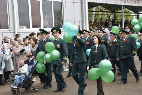 Торжественное шествие колонн на стадионе имени Ленина в честь 80-летия Победы