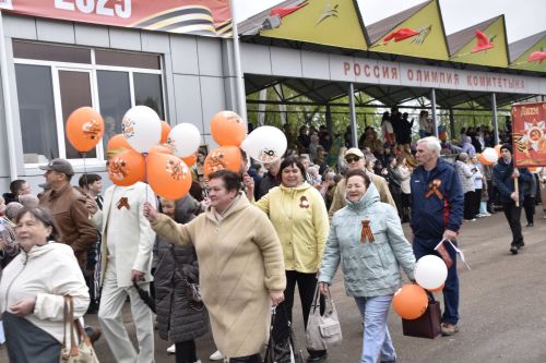 Торжественное шествие колонн на стадионе имени Ленина в честь 80-летия Победы