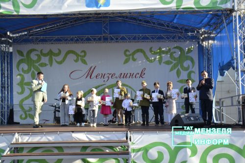 В Мензелинске прошел фестиваль "Открытый микрофон"