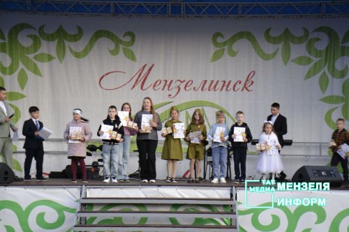 В Мензелинске прошел фестиваль "Открытый микрофон"