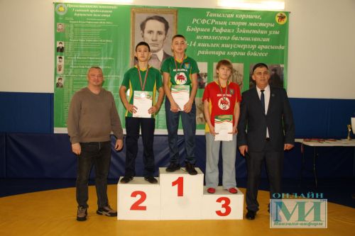 Фоторепортаж с  турнира по борьбе памяти мастера спорта РСФСР Рафаила Бадриева.