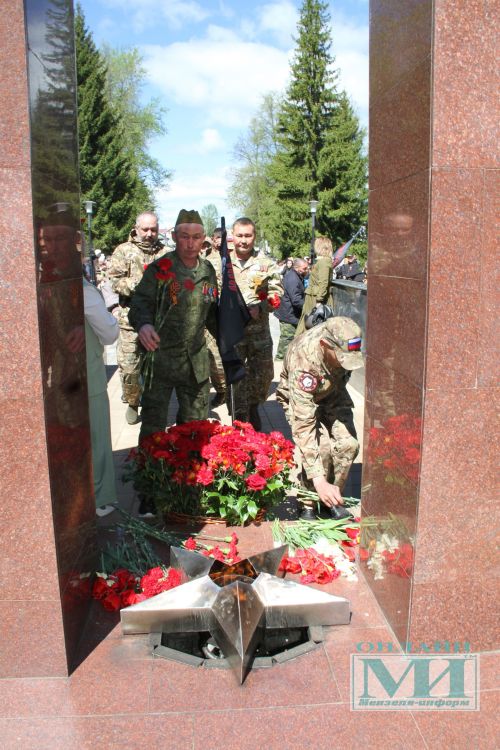 Возложение цветов к Вечному огню в Мензелинске