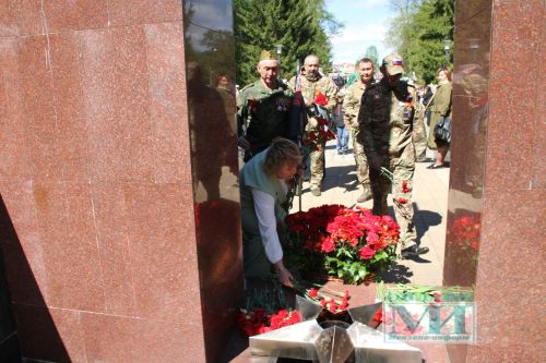 Возложение цветов к Вечному огню в Мензелинске
