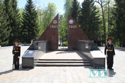 Возложение цветов к Вечному огню в Мензелинске