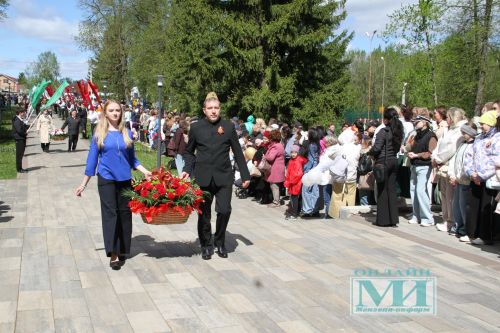 Возложение цветов к Вечному огню в Мензелинске
